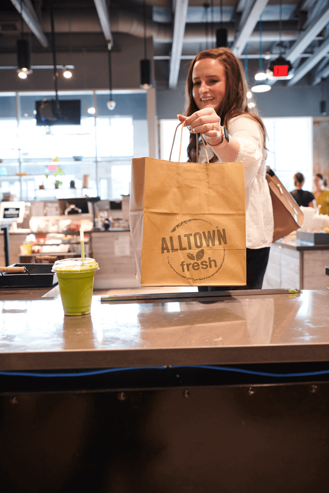 Woman holding shopping bag.